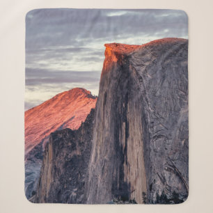 BRAUNE UND GRAUE FELSFORMATION UNTER GRAUEN WOLKEN SHERPADECKE