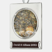 Braune und graue, natürliche Abstrakte Kies Banner-Ornament Silber (Links)