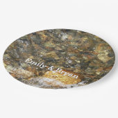 Braune und graue, natürliche Abstrakte Kies Pappteller (Schrägansicht)