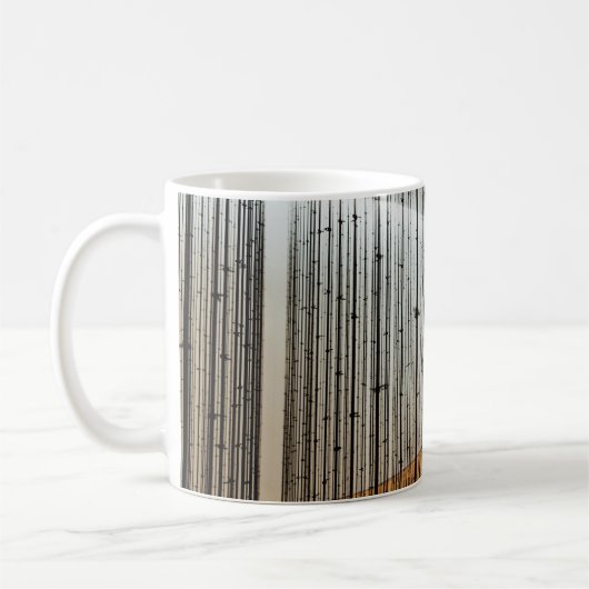 Braune und schwarze Abbildung Kaffeetasse (Links)
