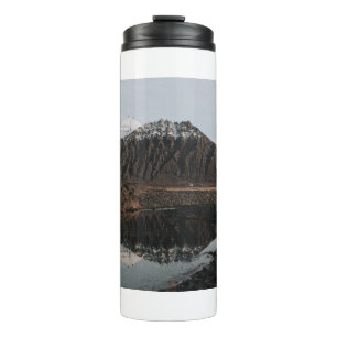 BRAUNE UND WEISSE BERGE IN DER NÄHE EINES SEES WÄH THERMOSBECHER