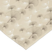 Braune und weiße Ginko-Blätter auf Tan Tischdecke (Schrägansicht)