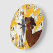 Braune und weiße Wolle Alpacas mit Kakteen-Blume, Große Wanduhr (Winkel)