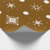 Braune weiße Schneeflocken Muster Geschenkpapier (Ecke)