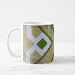 Braune, weiße und grüne Textil-nah-up-Fotografie Kaffeetasse