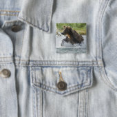 Brauner Bär, der Lachs im Fluss jagt Button (Beispiel)