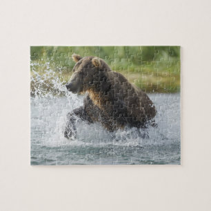 Brauner Bär, der Lachs im Fluss jagt Puzzle