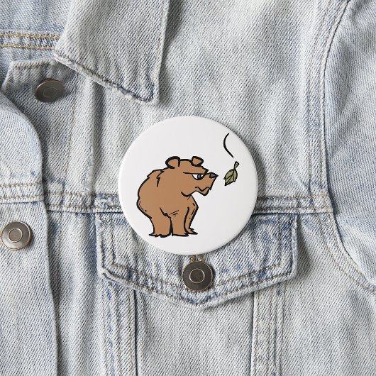 Brauner Bär mit fallendem Herbstleaf Niedliche Tie Button