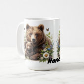 Brauner Bär mit Knochen auf einer blühenden Wiese Kaffeetasse (Vorderseite Links)