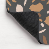 Brauner, Beige, Tan und grauer Terrazzo-Marmor Mousepad (Ecke)