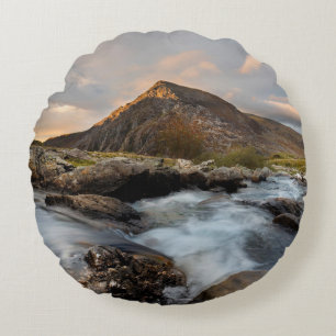 BRAUNER BERG IN DER NÄHE EINES GEWÄSSERS UNTER BED RUNDES KISSEN
