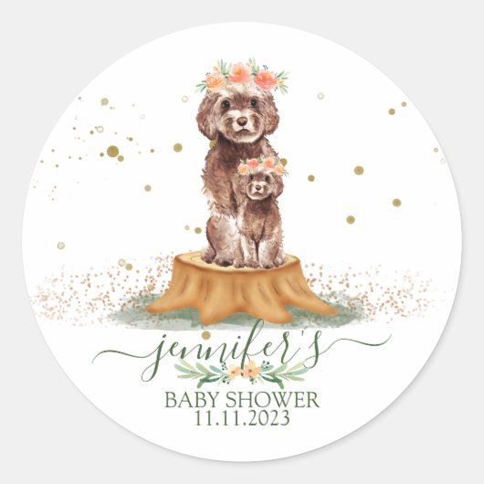 Brauner Cavapoo mit floraler Krone Baby Shower Runder Aufkleber (Vorderseite)