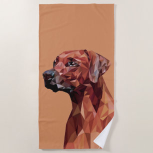 Brauner geometrischer Hund auf Braun Strandtuch