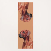 Brauner geometrischer Hund auf braun Yogamatte (Vorderseite)