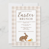 Brauner Hase Beige Gingham Rustikales Osterbrunch Einladung (Vorderseite)