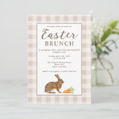 Brauner Hase Beige Gingham Rustikales Osterbrunch Einladung (Stehend Vorderseite)