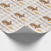 Brauner Hase Und Karotten Frohe Ostern Beige Gingh Geschenkpapier (Ecke)