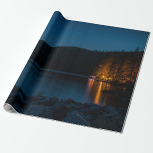 BRAUNER HOLZSTEG AN BLAUEM SEE WÄHREND DER NACHTZE GESCHENKPAPIER