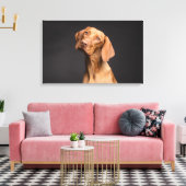 Brauner Hund mit Long Neck Leinwanddruck (Insitu (Wohnzimmer))