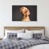 Brauner Hund mit Long Neck Leinwanddruck (Insitu (Schlafzimmer))