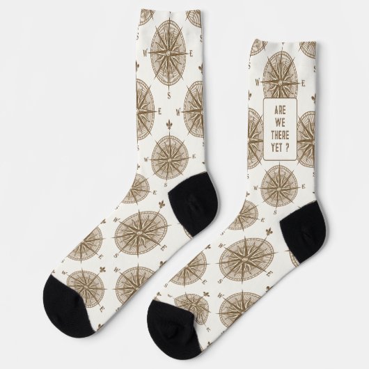 Brauner Kompass und Text Socken (Linkes Detail)