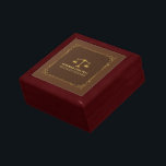Brauner Leder Gold-Gerechtigkeitsskala Vintager Ra Erinnerungskiste<br><div class="desc">Einfaches,  Vintages Ledertexturbild mit goldfarbenem Logo. Vintager Goldrahmen. Weitere Justiz-Logos sind erhältlich. Ersetzen Sie das aktuelle Logo durch Ihr,  oder behalt es so,  wie es ist.</div>