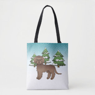 Brauner Mini Goldendoodle Hund in einem Winterwald Tasche