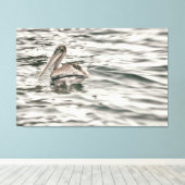 Brauner Pelikan im Wasser Leinwanddruck (Insitu (Holzboden))