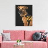Brauner Rettungshund mit adoptiert Weste Leinwanddruck (Insitu (Wohnzimmer))