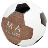 Brauner rustikaler Stein mit dem Namen Datum des J Fußball (Dreiviertel)