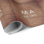 Brauner rustikaler Stein mit dem Namen Datum des J Geschenkpapier (Rolleneckpunkt)