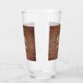 Brauner rustikaler Stein mit dem Namen Datum des J Glas (Links)