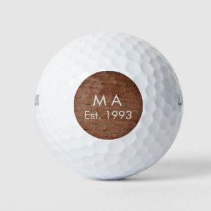 Brauner rustikaler Stein mit dem Namen Datum des J Golfball