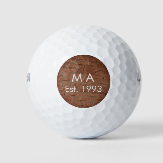Brauner rustikaler Stein mit dem Namen Datum des J Golfball (Vorderseite)