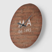 Brauner rustikaler Stein mit dem Namen Datum des J Große Wanduhr (Winkel)