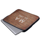 Brauner rustikaler Stein mit dem Namen Datum des J Laptopschutzhülle (Vorne Knopf)