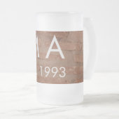 Brauner rustikaler Stein mit dem Namen Datum des J Mattglas Bierglas (VorderseiteRechts)