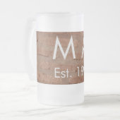Brauner rustikaler Stein mit dem Namen Datum des J Mattglas Bierglas (Vorderseite Links)