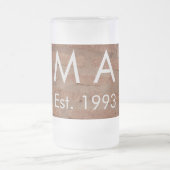 Brauner rustikaler Stein mit dem Namen Datum des J Mattglas Bierglas (Mittel)