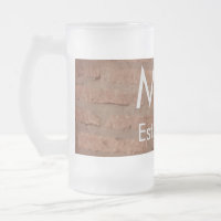 Brauner rustikaler Stein mit dem Namen Datum des J