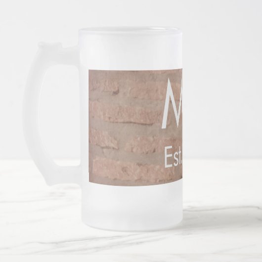 Brauner rustikaler Stein mit dem Namen Datum des J Mattglas Bierglas (Links)