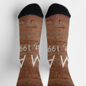 Brauner rustikaler Stein mit dem Namen Datum des J Socken (Oben)
