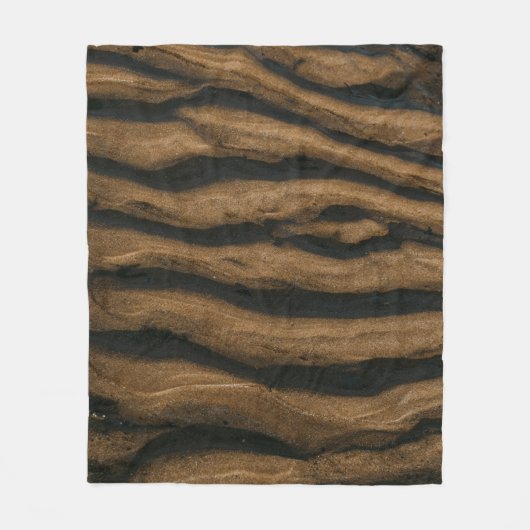 Brauner Sand mit Fußabdrücken tagsüber Fleecedecke (Vorderseite)