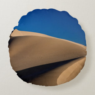 BRAUNER SAND UNTER BLAUEM HIMMEL AM TAGE RUNDES KISSEN