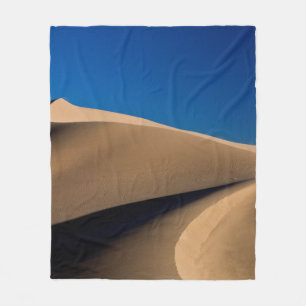 BRAUNER SAND UNTER BLAUEM HIMMEL WÄHREND DES TAGES FLEECEDECKE