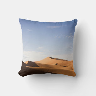 BRAUNER SAND UNTERM BLAUEN HIMMEL BEI TAGESLICHT KISSEN