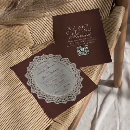 Brauner Spitzenuntersetzer mit QR-Code für die Vin Einladung