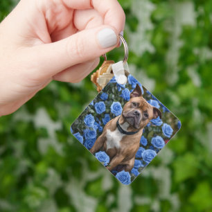Brauner Staffy im Garten mit blauer Rose, Schlüsselanhänger