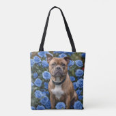 Brauner Staffy im Garten mit blauer Rose, Tasche (Rückseite)