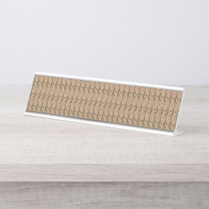 Brauner Teppich mit detailliertem Motivmuster mit Schreibtischnamensplakette